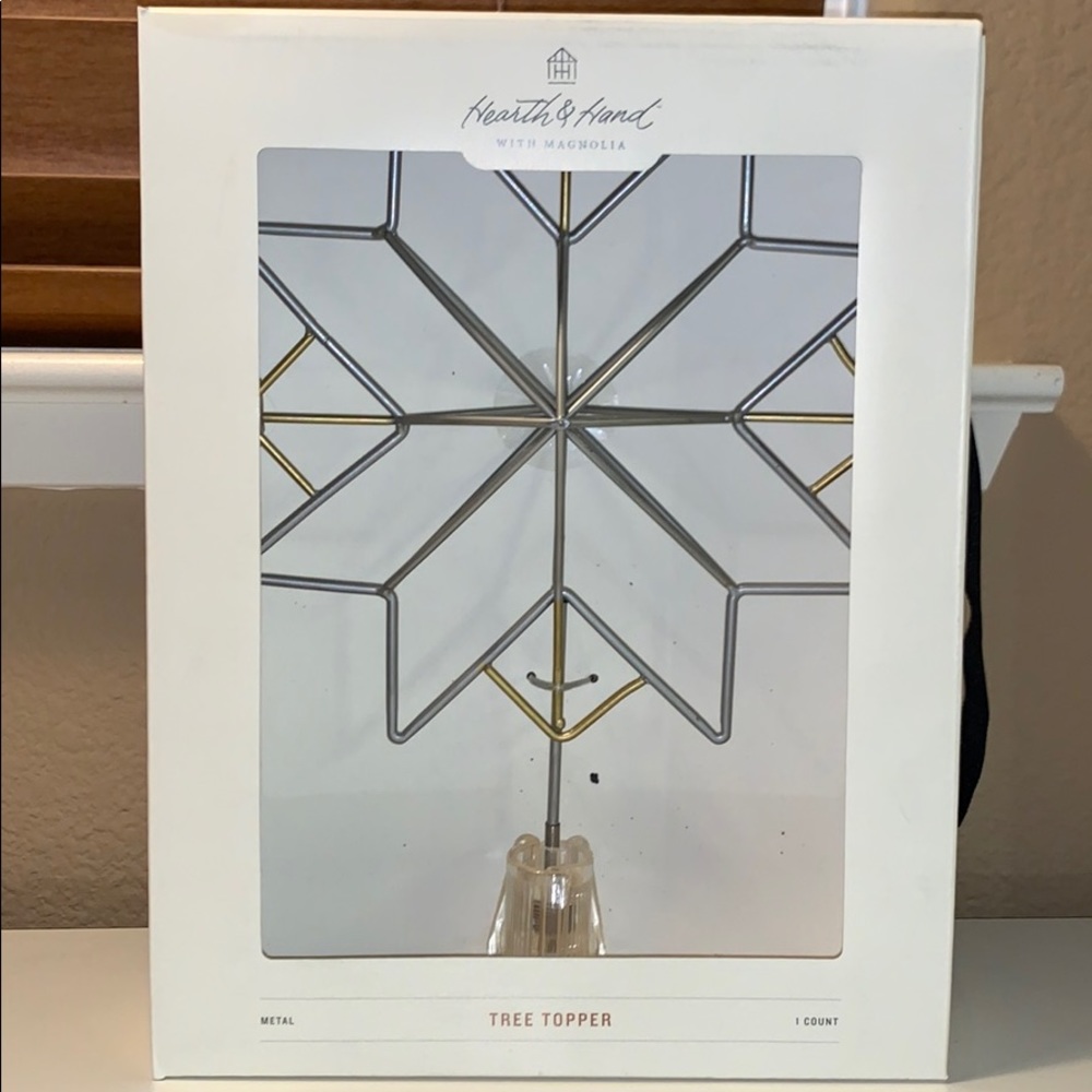 Hearth and Hand with Magnolia Tree Topper